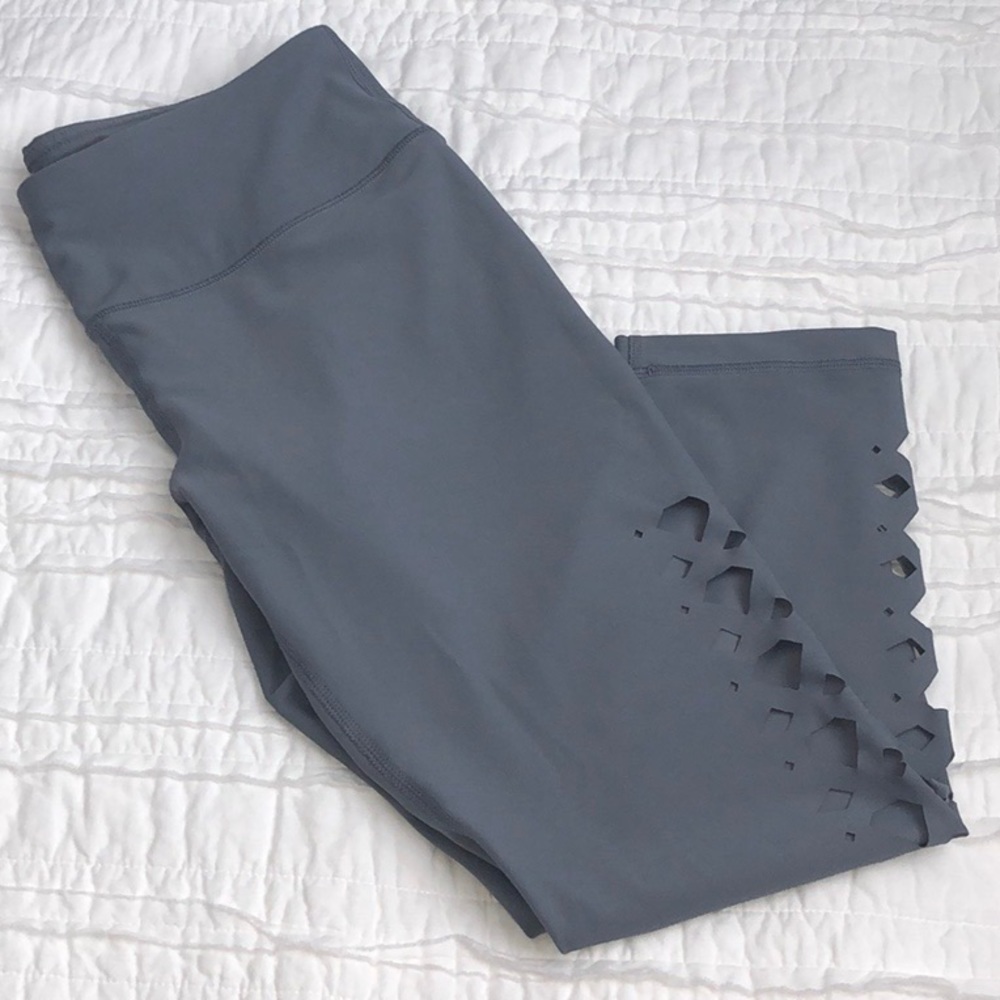 Cropped yoga pants with cutout details